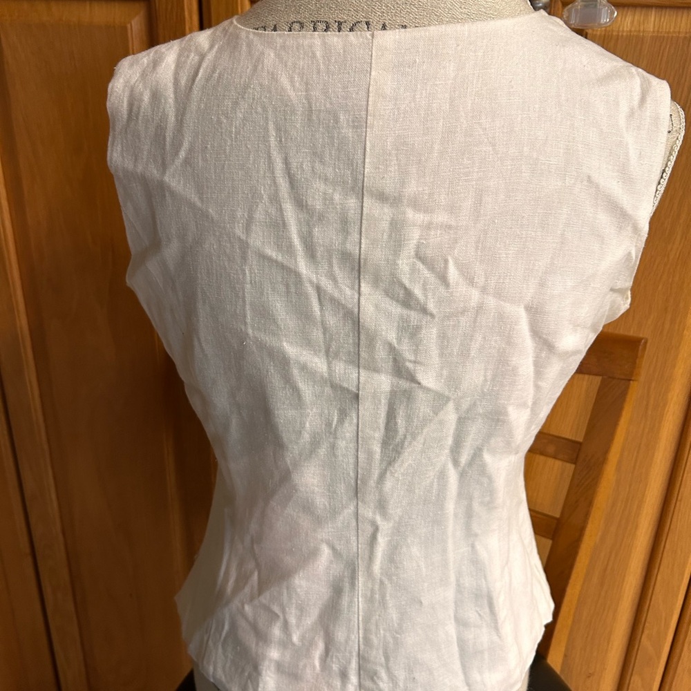 Dons Collection white sleeveless linen/rayon blouse. Black accents. Size small.